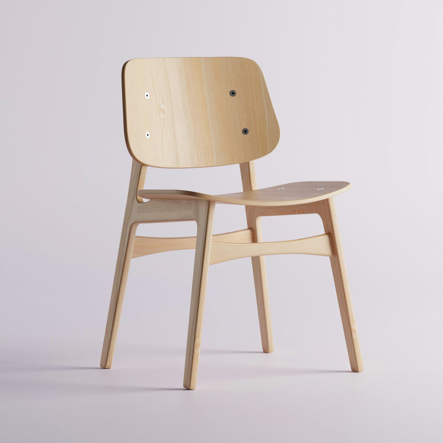 Buen ejemplo de fotos para generar modelos 3D a partir de una foto: silla de madera clara sobre fondo uniforme en toma de tres cuartos