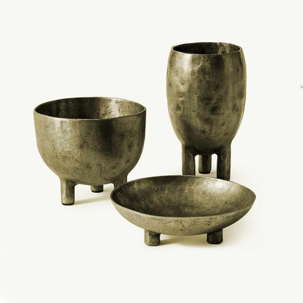Tres recipientes decorativos de metal con patas, claramente separados en el encuadre
